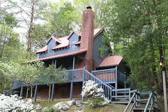 roosters perch 2 bedroom pet friendly cabin in Townsend TN by Pioneer Cabins