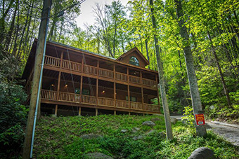 running bears den 3  bedroom pet friendly cabin in Gatlinburg by Fireside Chalets